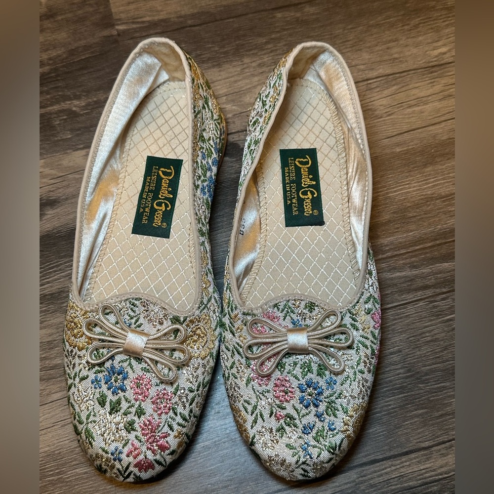 Daniel Green Vintage Lotus Brocade Tapestry Slippers Narrow Fit, never been worn